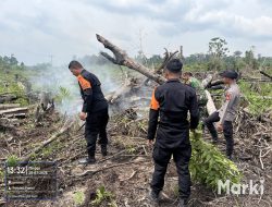 Cegah Karhutla Brimob Kalbar Bersama Koramil 1208-02/Sejangkung Dan Polsek Sajingan Besar Pantau Titik Api Di Sajingan Besar