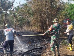 Sinergi Polri TNI BPBD Dan Masyarakat Personel Polsek Muara Pawan Berjibaku Padamkan Karhutla Di Desa Tempurukan