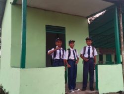 Anak SMP Dukung Pembangunan Poskamling Program TMMD Ke-129 Di Desa Tempapan Hulu