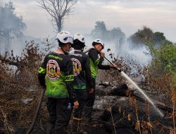 Tim SAR Ditsamapta Polda Kalbar Padamkan Titik Api Sisa Karhutla Di Belakang Bandara Supadio