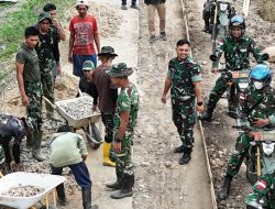 Semangat Tinggi Dan Gotong Royong Warga Desa Semanas Percepat Pembangunan Rabat Beton TMMD Ke-129 Kodim 1208/Sambas