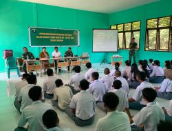 Satgas TMMD Ke-129 Kodim 1206/Putussibau Sosialisasikan Penerimaan TNI AD Kepada Siswa SMA Negeri 01 Martinus