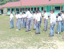 Anggota Satgas TMMD ke-129 Kodim 1206/Putussibau Ajarkan Peraturan Baris-Berbaris Kepada Pelajar