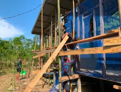 Perkuat Struktur Bangunan Satgas TMMD Regtas Ke-129 Pasang Kawat Sinpai Pada RTLH Sasaran Ke-3