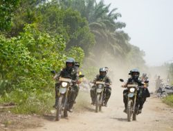 Gunakan Sepeda Motor Dansatgas TMMD Ke-129 Tinjau Sasaran Fisik Penimbunan Jalan