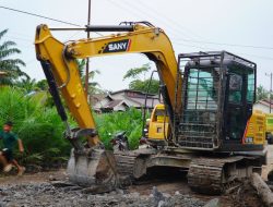 Alat Berat Ratakan Tanah Timbunan Satgas TMMD Ke-129 Percepat Pembangunan Jalan Di Desa Tempapan Hulu