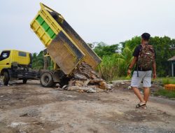Percepatan Pembangunan Infrastruktur Jalan Desa Tempapan Hulu Satgas TMMD Ke-129 Datangkan Tanah Timbunan Gunakan Truk