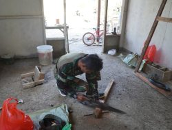Pasang Jendela RTLH Pak Mulyadi Satgas TMMD Ke-129 Percepat Proses Pembangunan