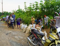 Angkut Material Rabat Beton Secara Gotong Royong Bukti Keakraban Satgas TMMD Ke-129 Dan Warga