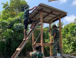 Satgas TMMD Regtas Ke-129 Kodim 1206/Psb Melakukan Pemasangan Atap Tandon Sumur Bor 