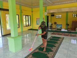 Jumat Berkah Satgas TMMD Regtas Ke-129 Kodim 1206/Psb Bersihkan Masjid Al-Hidayah 