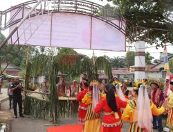 AKBP Askhabul Kahfi, S.I.K. Resmi Disambut Dengan Tradisi Adat Dayak Dan Melayu Sebagai Kapolres Melawi