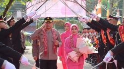 Kapolres Melawi AKBP Askhabul Kahfi S.I.K. Disambut Tradisi Pedang Pora Di Mako Polres Melawi