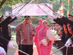 Kapolres Melawi AKBP Askhabul Kahfi S.I.K. Disambut Tradisi Pedang Pora Di Mako Polres Melawi