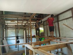 Satgas TMMD Regtas Ke-129 Kodim 1206/Putussibau Pasang Dek Plafon RTLH Di Dusun Pala Pintas