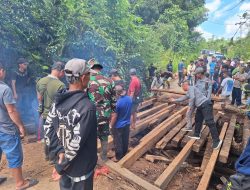 Babinsa Koramil 1206-02/Semitau Bersama Masyarakat Laksanakan Gotong royong Perbaiki Jembatan Yang Rusak