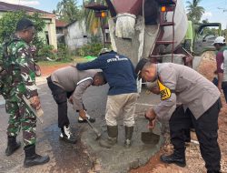 Kapolsek Matan Hilir Selatan Bersama Forkopimcam Laksanakan Bakti Sosial Penambalan Jalan Berlubang Demi Keselamatan Pengguna Jalan