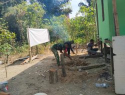 Kejar Target Penyelesaian, Satgas TMMD Regtas Ke-129 Kodim 1206/Psb Kebut Pembuatan Teras RTLH Ibu Yustina Atoh