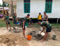 Sinergi TNI-Polri Kian Solid Satgas TMMD Regtas Ke-129 Kodim 1206/Putussibau Kompak Aduk Semen Bangun MCK Gereja Santo Fransiskus Xaverius
