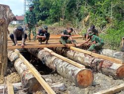 Semangat Gotong Royong TNI-Polri Dan Warga Warnai Pembangunan Jembatan Danau Belatung Pada TMMD Regtas Ke-129 Kodim 1206/Psb