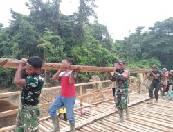 Beban Berat Jadi Ringan Inilah Potret Semangat Gotong Royong Di TMMD Ke 129 Kodim 1206/Pitussibau