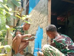 Memasuki Tahap Penempelan Semen Satgas TMMD Ke-129 Kodim 1206/Putussibau Percepat Pengerjaan RTLH
