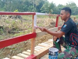 Sentuhan Estetika Di Garis Depan Pembangunan Satgas TMMD ke-129 Kodim 1206/Putussibau Percantik Jembatan Dengan Pengecatan Pagar