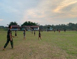 Satgas TMMD Regtas Ke-129 Kodim 1206/Putussibau Bermain Sepak Bola Bersama Anak-anak Desa Belatung
