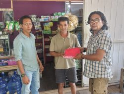 Tumbuhkan Semangat Nasionalisme Anggota Unit Intel Kodim 1206/Putussibau Bagikan Bendera Merah Putih 