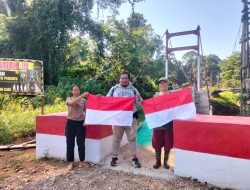 Baur Unit Nik Inteldim Kodim 1206/Putussibau Bagikan Dan Pasang Bendera Merah Putih Di Dusun Sebintang
