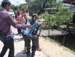 Junjung Tinggi Nilai Kemanusiaan Satgas TMMD Ke-129 Tuntun Dan Gendong Lansia Di Tengah Pelaksanaan TMMD