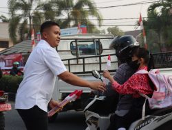 Sambut HUT Ke-81 RI Kapolres Melawi Bagikan Bendera Merah Putih Dan Masker Kepada Pengguna Jalan