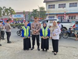 Sambut HUT Ke-81 RI Kapolres Melawi Turun Langsung Bagikan Bendera Merah Putih Kepada Masyarakat