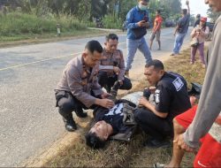 Laka Lantas Kapolres Melawi Bantu Angkat Korban