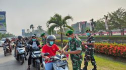 Semarakkan HUT Ke-81 RI Kodam XII/Tpr Bagikan Bendera Merah Putih Dan Masker Ke Pengguna Jalan
