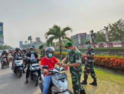 Semarakkan HUT Ke-81 RI Kodam XII/Tpr Bagikan Bendera Merah Putih Dan Masker Ke Pengguna Jalan