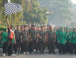 Semarak HUT Ke-81 RI Danrem 121/Abw Jalan Sehat Bersama Seluruh Prajurit Dan Keluarga Jalin Kekompakan Pererat Persaudaraan