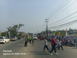 Satlantas Polres Melawi Kawal Lomba Jalan Santai Beregu Dalam Rangka HUT  Ke-81 RI