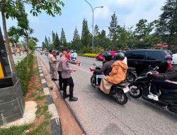 Polda Kalbar Semarakkan HUT RI Ke-81 Dengan Gerakan Pembagian Bendera Merah Putih