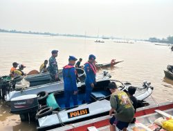 Dukung Pelestarian Budaya Kodaeral XII Kerahkan Personel Amankan Festival Robo-Robo Dan Lomba Sampan Bidar Di Pontianak Barat