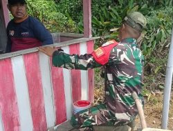 Semangat Kemerdekaan Anggota Kodim 1206/Putussibau Benahi Pos Kamling Di Kampung Merah Putih Hilir Kantor Putussibau