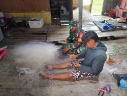 Dekat Dengan Warga Babinsa Koramil 04/Jawai Komsos Bersama Nelayan Di Wilayah