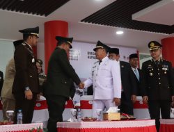 Kasdim 1206/Putussibau Bersama Forkopimda Hadiri Upacara Penurunan Bendera Merah Putih HUT RI Ke-81 Di Gedung Satap Kapuas Hulu