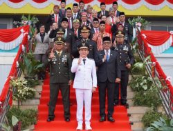 Kasipers Kasrem 121/Abw Hadiri Upacara Penurunan Bendera HUT RI Ke-81 Di Kabupaten Sintang