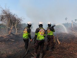 Tim SAR Ditsamapta Polda Kalbar Padamkan Dan Lokalisir Karhutla Di Kubu Raya