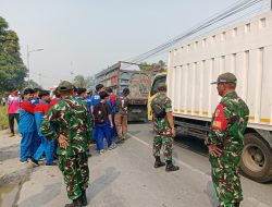 Danramil 05/Pemangkat Pimpin Langsung Pengamanan Pawai Peringatan HUT RI Ke-81