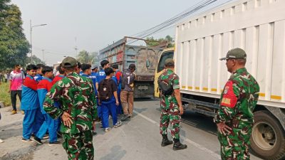 Danramil 05/Pemangkat Pimpin Langsung Pengamanan Pawai Peringatan HUT RI Ke-81