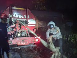 Polsek Benua Kayong Bersama Damkar Dan Warga Padamkan Kebakaran Lahan Kosong Di Jl. Pematang Rangkong
