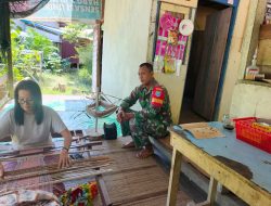 Babinsa Embaloh Hulu Kunjungi Pengrajin Tenun Dayak Dorong Pelestarian Warisan Budaya Lokal