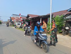 Bentuk Sinergitas Babinsa Semitau Bersama Polsek Dan Satpol PP Semitau Bagikan Masker Kepada Pengguna Jalan